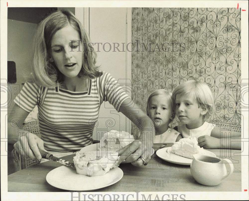 1973 Press Photo Houston Housewife Erica Semple with Children Scott and John- Historic Images