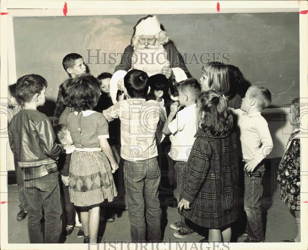 1966 Press Photo Santa Claus, Surrounded by Children - hpa87332- Historic Images