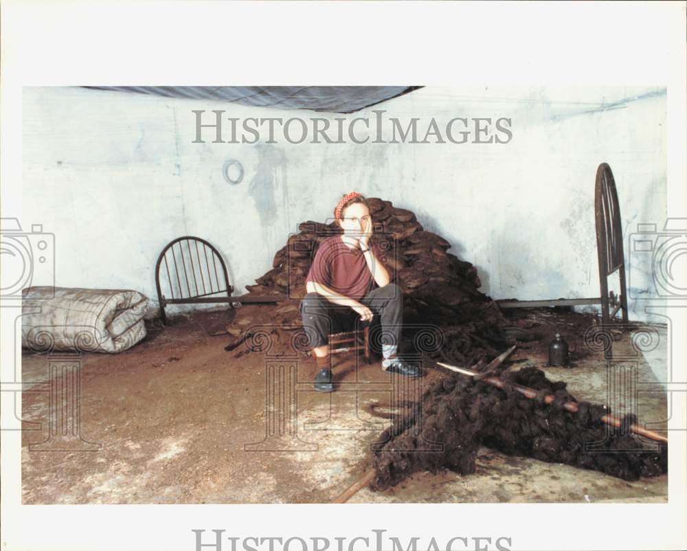 1991 Press Photo Artist Janice Redman &amp; &quot;Catastrophe Room&quot; Installation- Historic Images