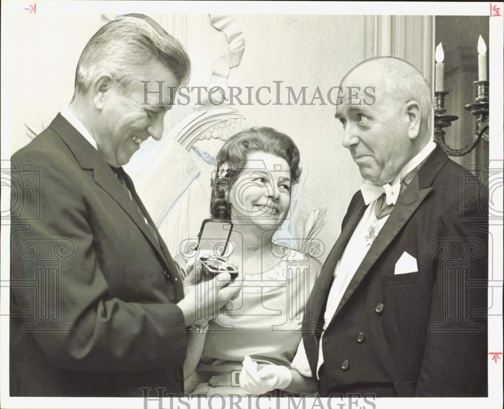 1966 Press Photo Des Berry &amp; Wife with John J. Pech, Concert Choral Society- Historic Images