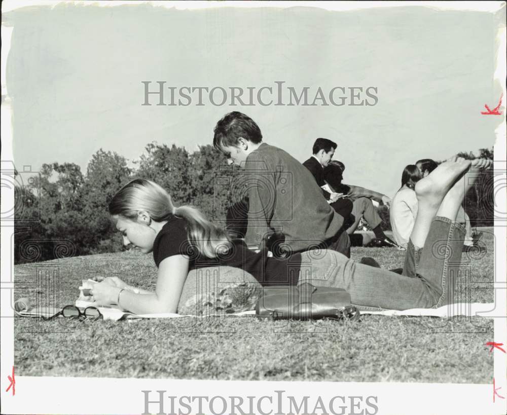 Press Photo Mr. and Mrs. Ray Wobbe, Relaxing at Hermann Park - hpa87438- Historic Images