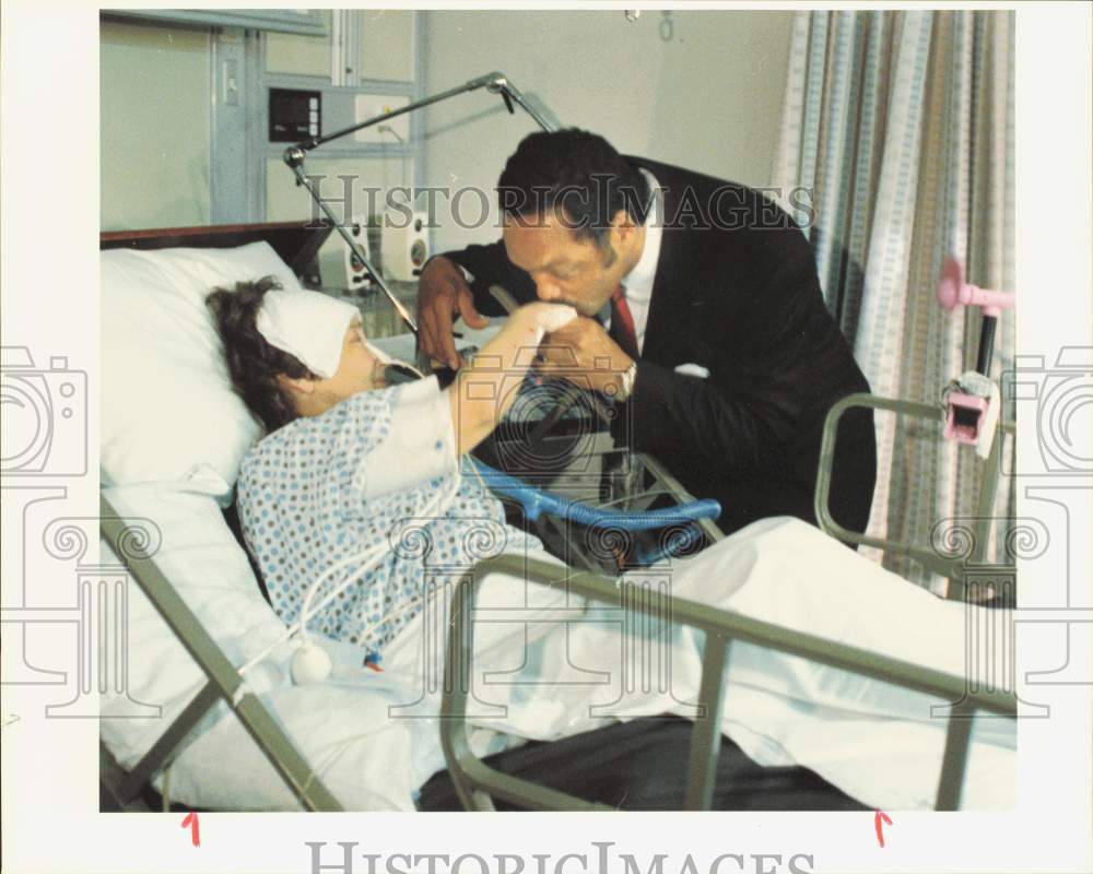 1992 Press Photo Reverend Jesse Jackson Prays with Ben Taub Hospital Patient- Historic Images