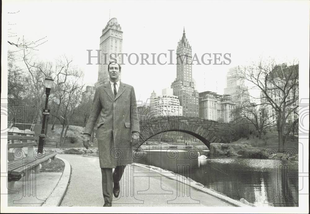 1966 Press Photo Commissioner of Parks Thomas Hoving in Central Park, New York- Historic Images