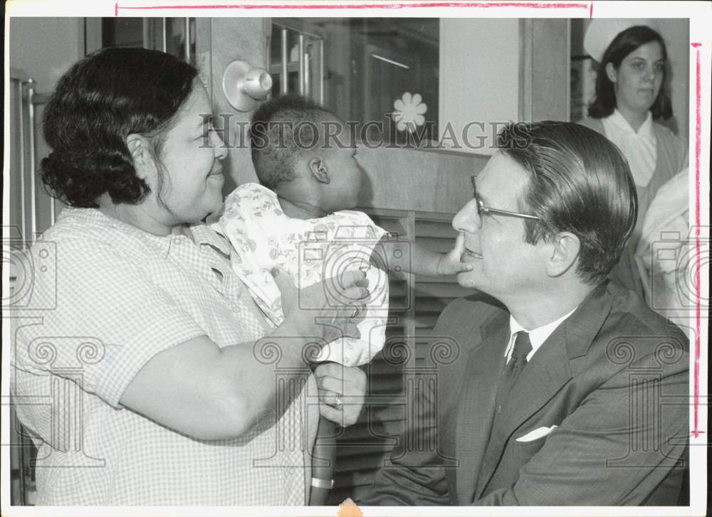 1971 Press Photo Elliot Lee Richardson with Child at New York Hospital- Historic Images