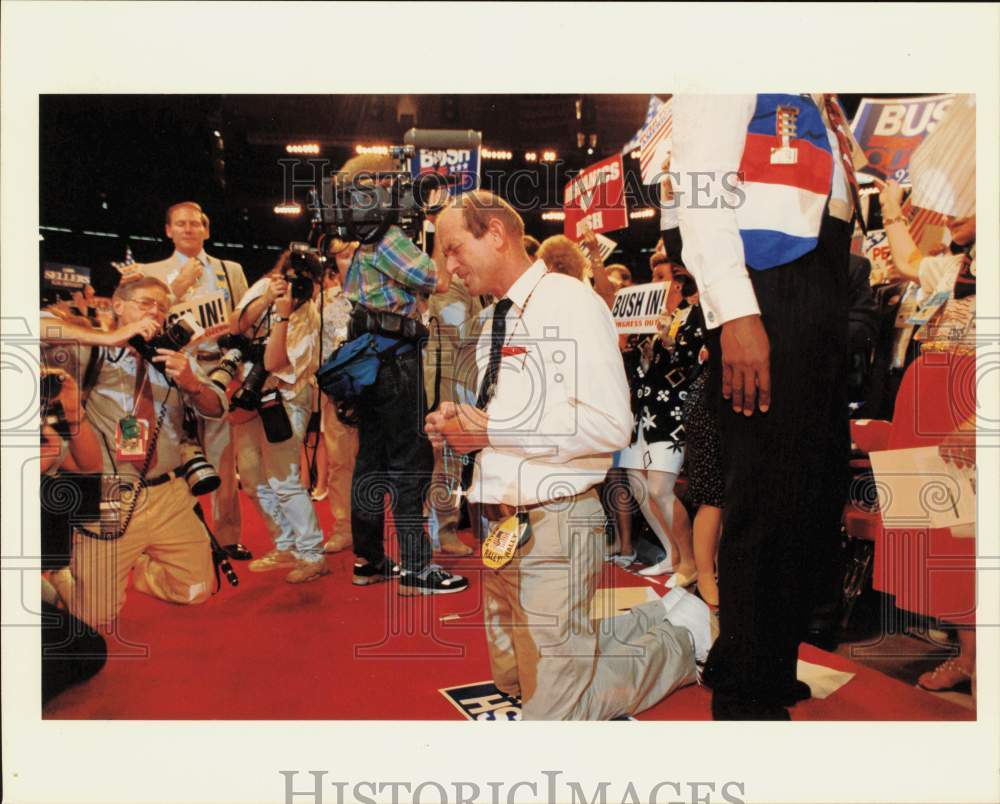 1992 Press Photo Bill Eicher Praying at Republican National Convention, Houston- Historic Images