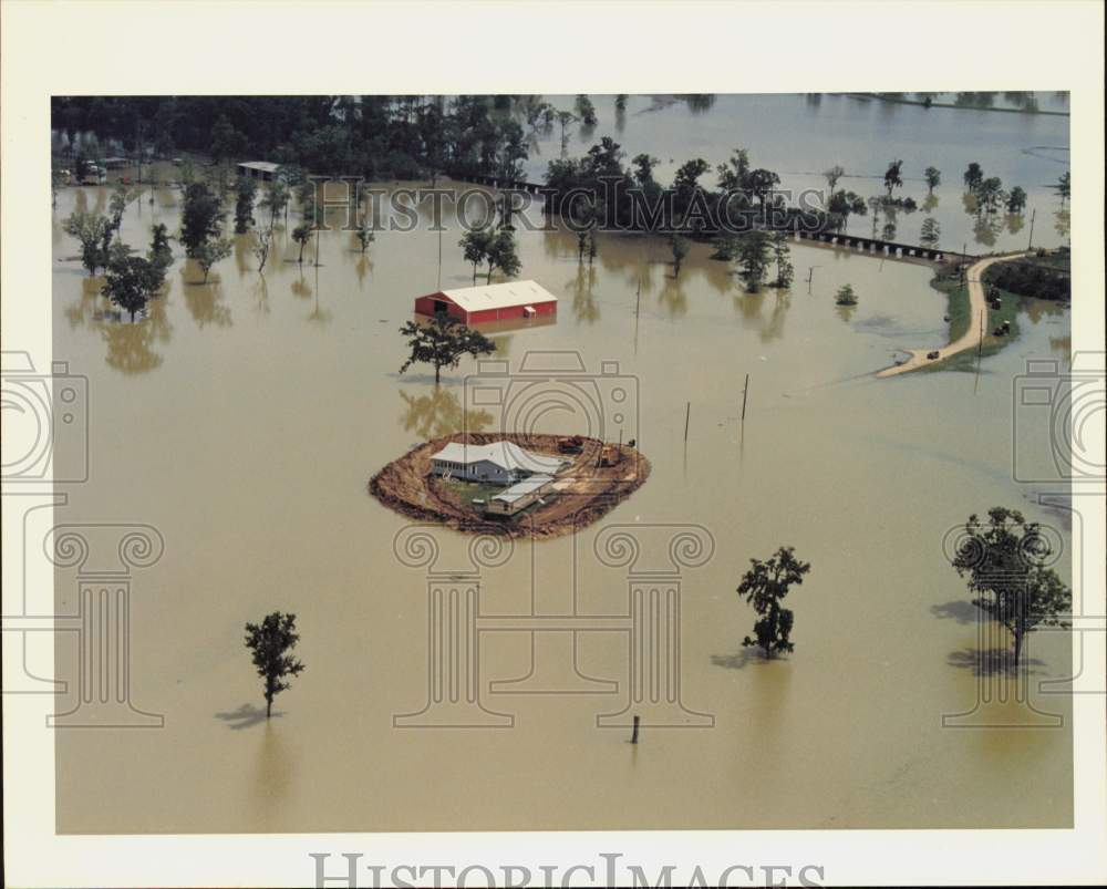 Press Photo Pipkin Home Surrounded by Water in Trinity River Flooding Texas- Historic Images