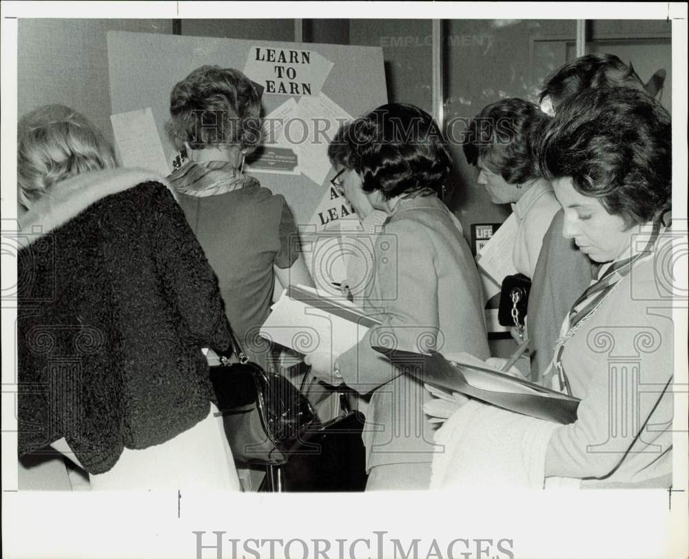 1970 Press Photo Visitors at YWCA Job Mart - hpa88038- Historic Images