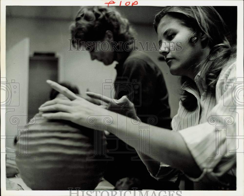 1970 Press Photo YWCA Sculpture Class - hpa88039- Historic Images