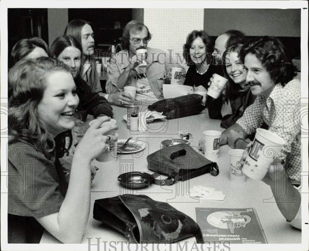 1975 Press Photo University of Houston Students at Cougar Den - hpa88179- Historic Images