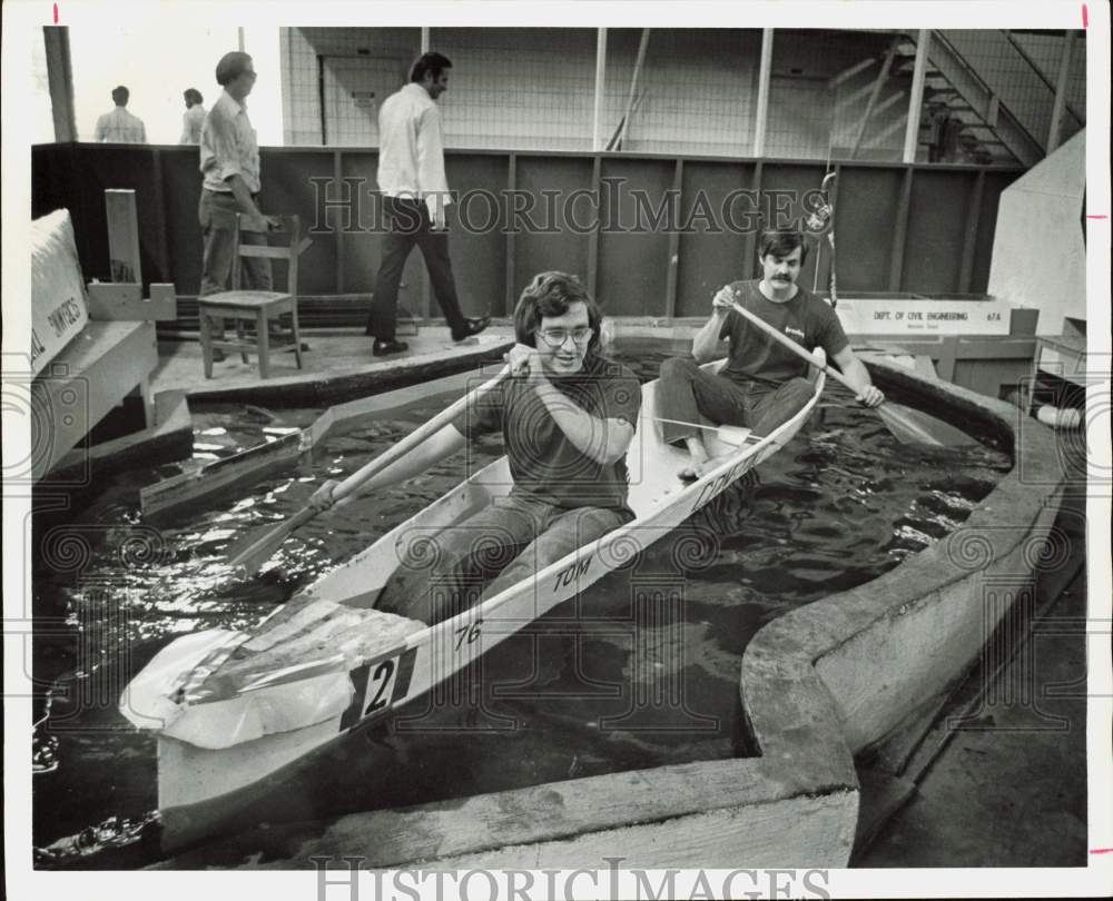 1975 Press Photo University of Houston Civil Engineering Students Test Canoe- Historic Images