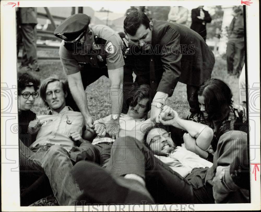 1970 Press Photo Students Protest Removal of Trees, University of Houston Campus- Historic Images