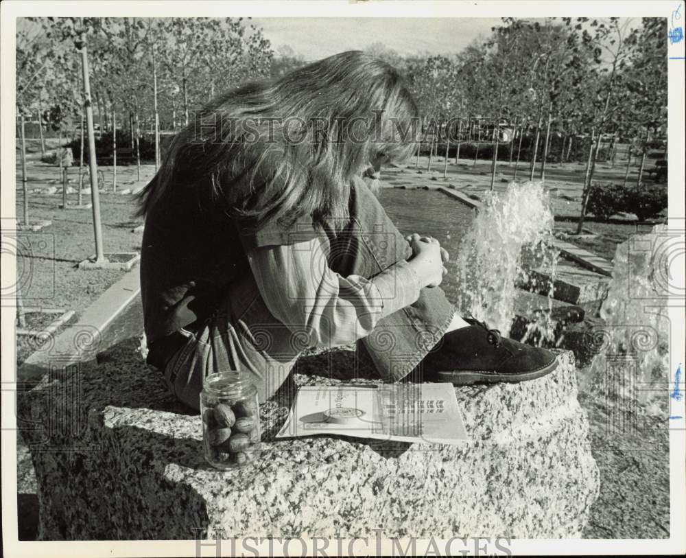 1973 Press Photo University of Houston Student Laura Halliburton, on Campus- Historic Images