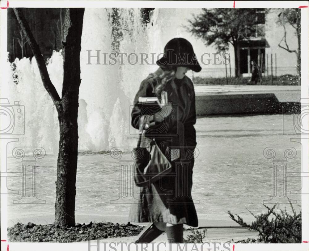 1973 Press Photo University of Houston Student Walking on Campus on Windy Day- Historic Images