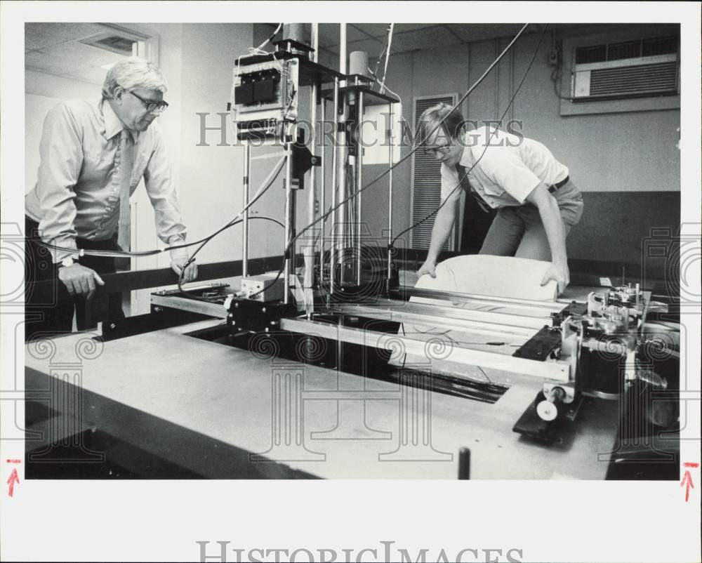 1981 Press Photo Dr. McDonald, Colleague at Acoustic Tank, University of Houston- Historic Images