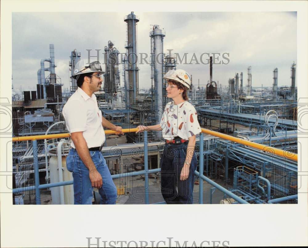 1989 Press Photo Shell Refinery on Hwy 225, Houston - hpa88198- Historic Images