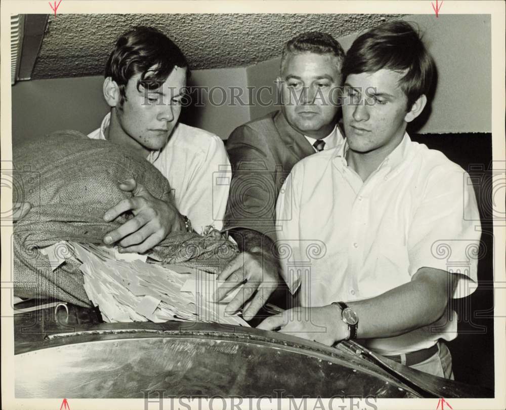 1968 Press Photo Names Enter Jury Wheel at Harris County Civil Courts Building- Historic Images