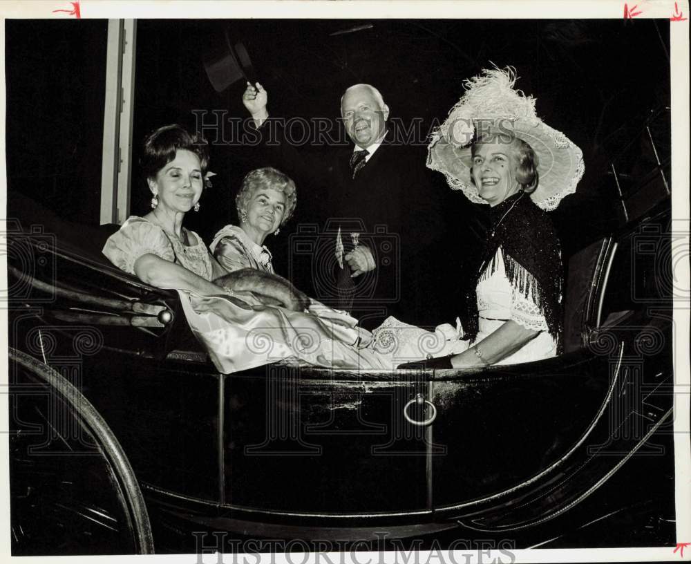 1968 Press Photo &quot;Carriage Set&quot; Arrives At Ball in Houston - hpa88337- Historic Images