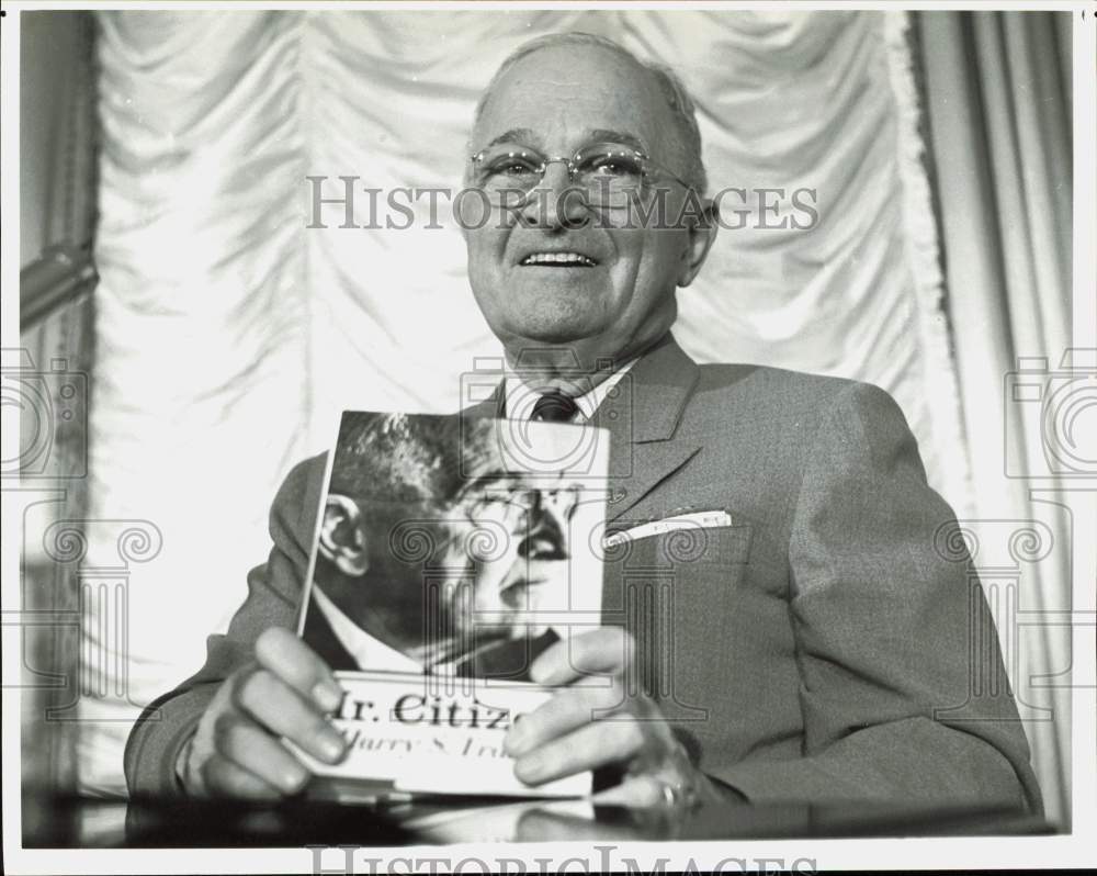 1960 Press Photo Former President Harry S. Truman Holds Book &quot;Mr. Citizen&quot;- Historic Images