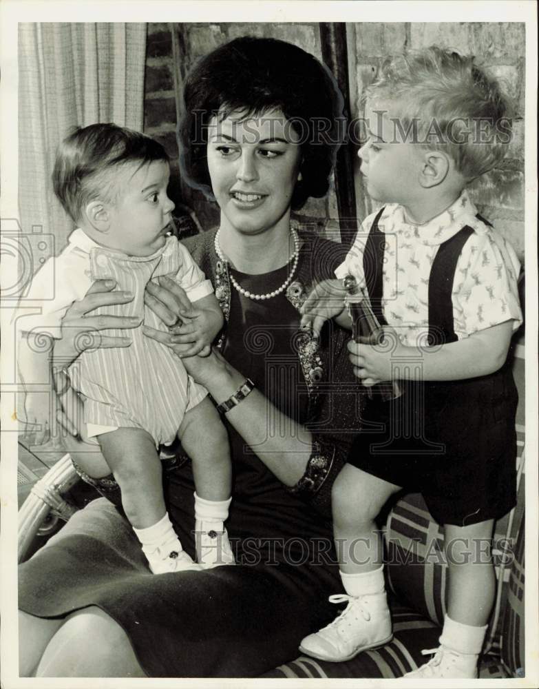 1962 Press Photo Mrs. Fisher Reynolds Jr. &amp; Children, from San Antonio- Historic Images