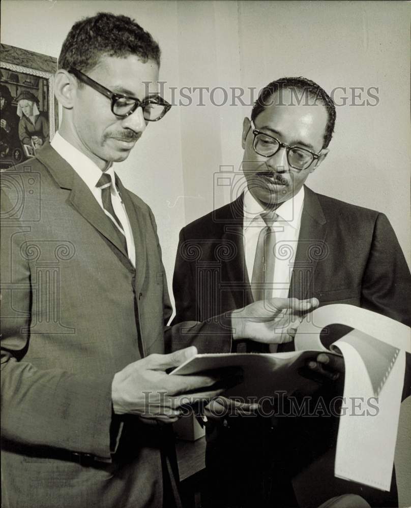 1968 Press Photo Judge Thomas Routt Views Papers with Houston Lawyer L.J. Gooden- Historic Images