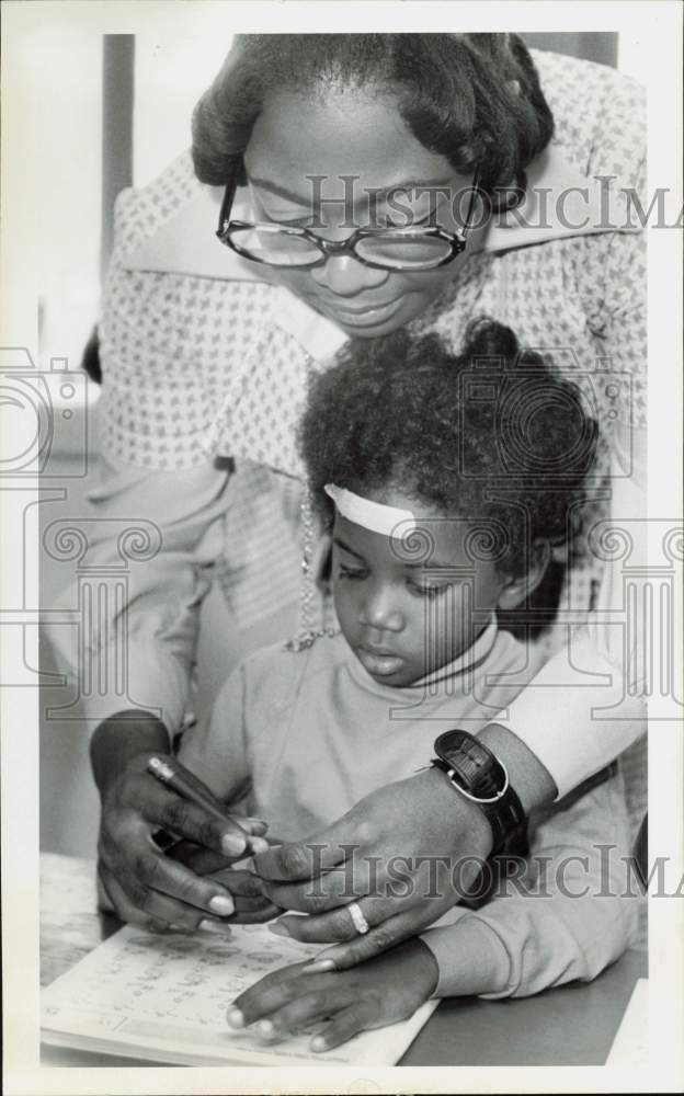 1974 Press Photo Teacher Mrs. Carolyn Jennings and Michael Laws of YWCA- Historic Images