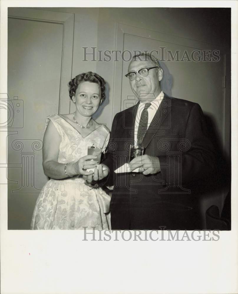 1959 Press Photo Alcoa Aluminum&#39;s F.L. Raines &amp; Wife Virginia at Club Crescendo- Historic Images