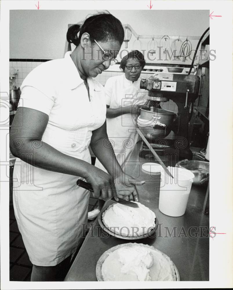 1974 Press Photo Employees at YWCA Cafeteria, Ben Milam Hotel - hpa88817- Historic Images