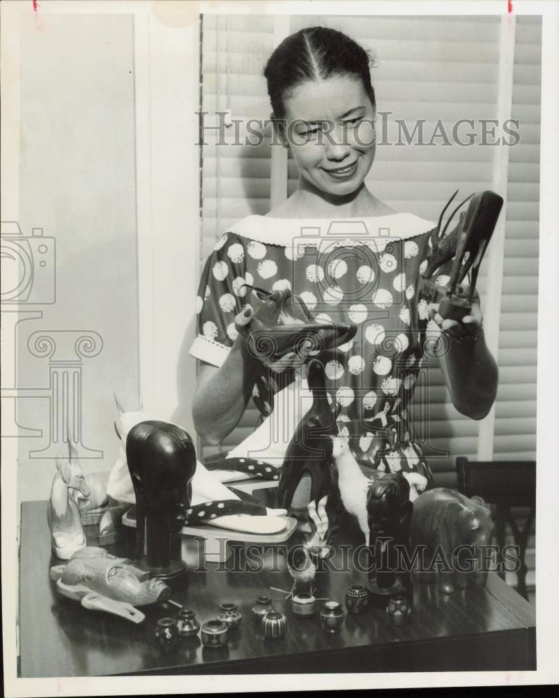 1958 Press Photo Houston School Teacher Miss Rolle Stevenson and Her Souvenirs- Historic Images