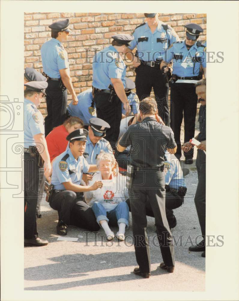 1992 Press Photo Anti-Abortion Protestor Arrested at West Loop Clinic, Houston- Historic Images