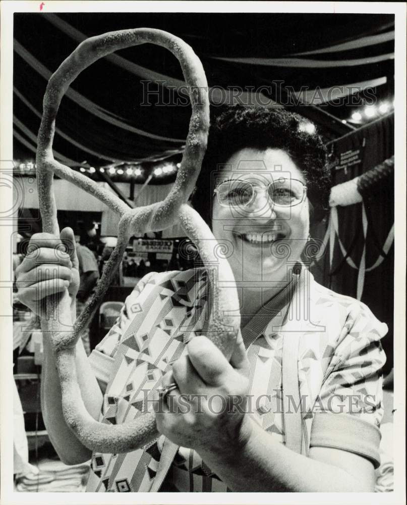 1975 Press Photo Ann Lowrey Displays Giant Pretzel at World Living Festival- Historic Images