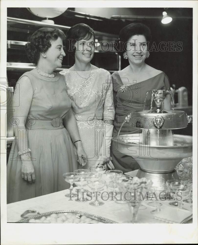 1962 Press Photo Edna Gladney Auxiliary at Gulf Southwest Home Furniture Show- Historic Images