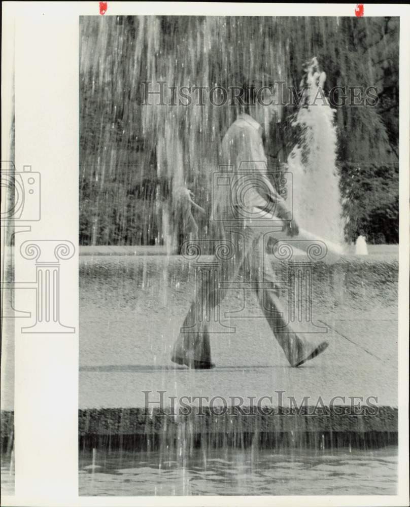1978 Press Photo Pedestrian Seen Through Water Fountain, University of Houston- Historic Images