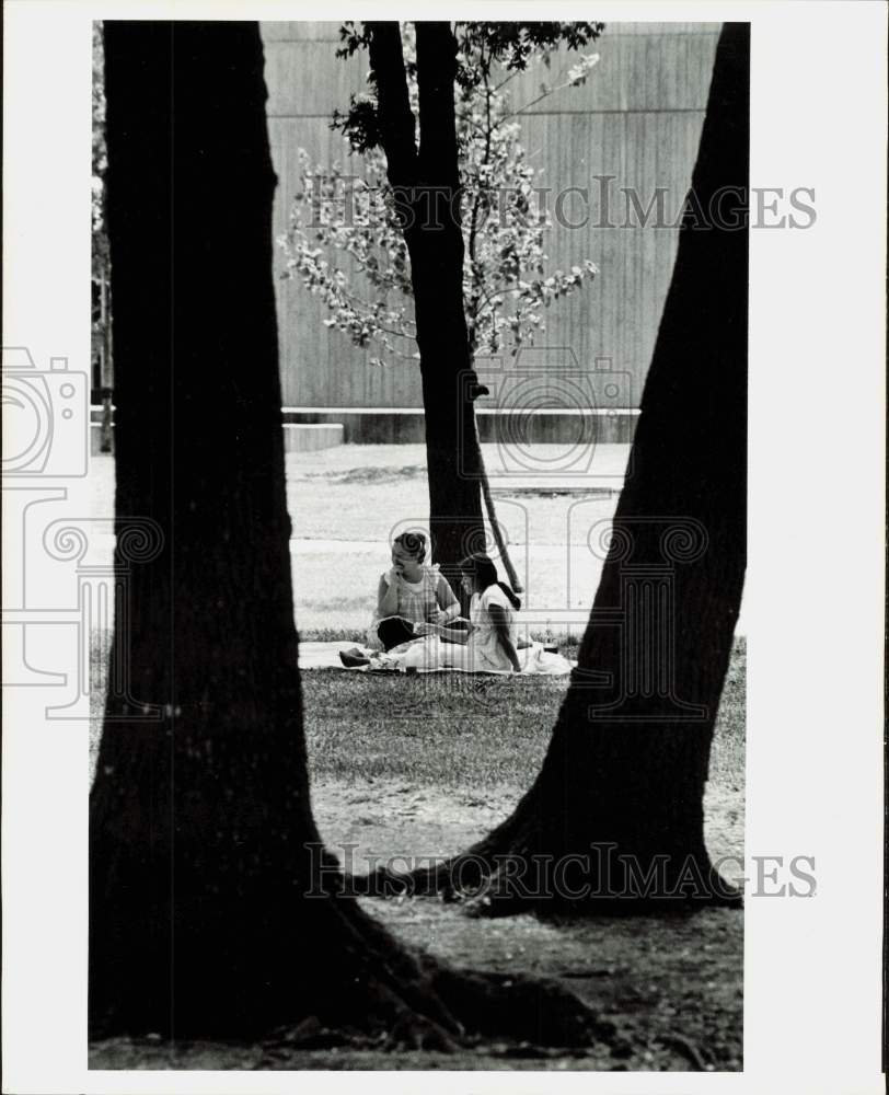 1978 Press Photo Employees Relax at University of Houston Central Campus- Historic Images