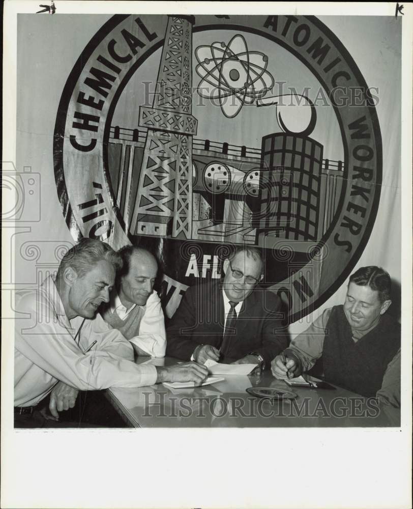 1963 Press Photo Chemical &amp; Atomic Workers Union Leaders in Strategy Meeting- Historic Images