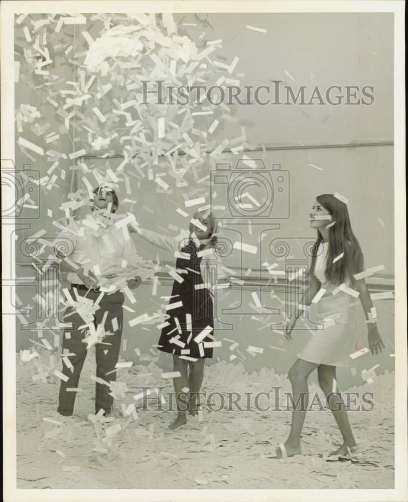 1968 Press Photo Courthouse Employees Mix Names for Jury Wheel - hpa89044- Historic Images