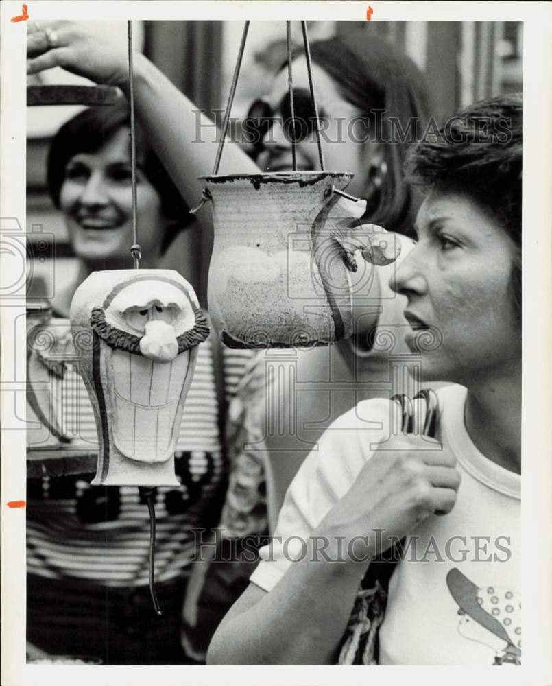 1977 Press Photo Shoppers at Westheimer Colony Art Festival - hpa89048- Historic Images