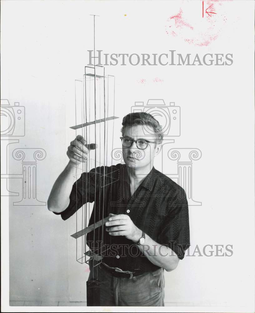 1957 Press Photo Sculptor Richard Lippold Adjusts His Sculpture &quot;Alone&quot;- Historic Images