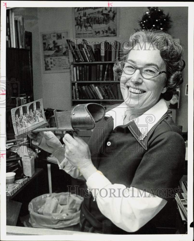 1973 Press Photo Woman Displays Antique Stereoscope in Houston - hpa89081- Historic Images