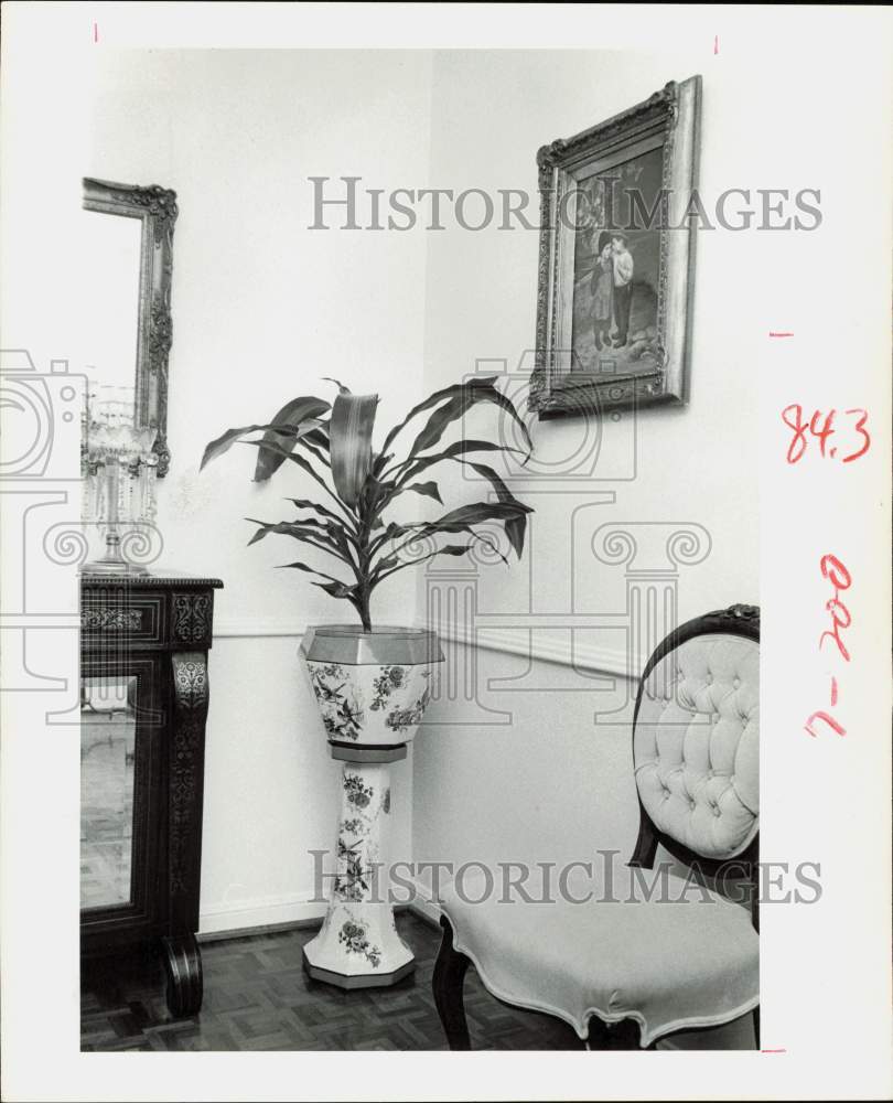 1979 Press Photo Antique Staffordshire Jardiniere and Stand - hpa89084- Historic Images