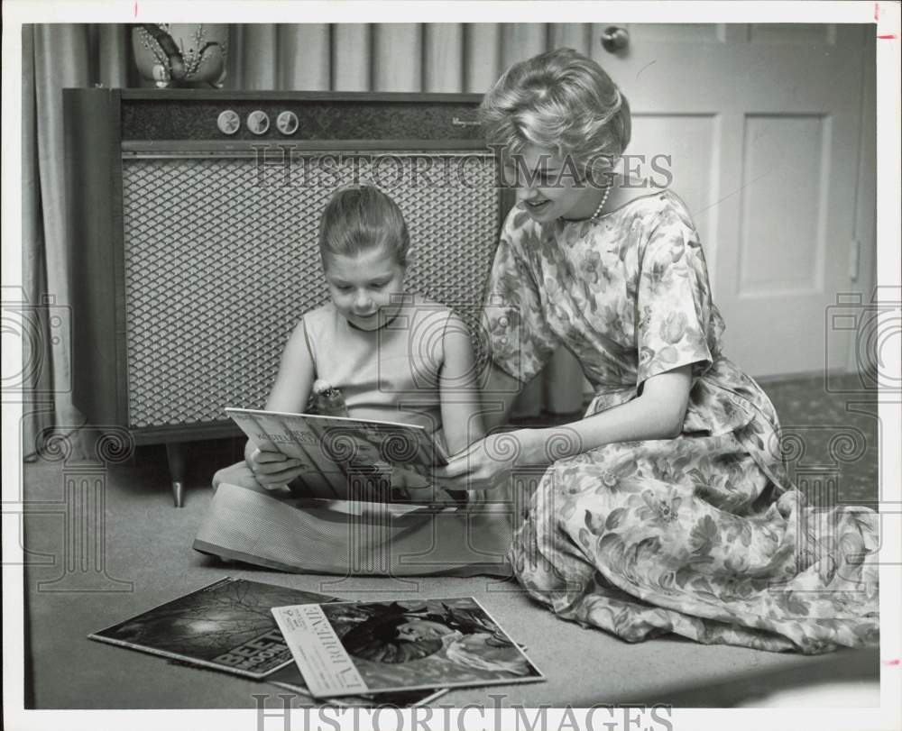 1961 Press Photo Mrs. Carol Kramer and Daughter Karen Listen to Music, Houston- Historic Images