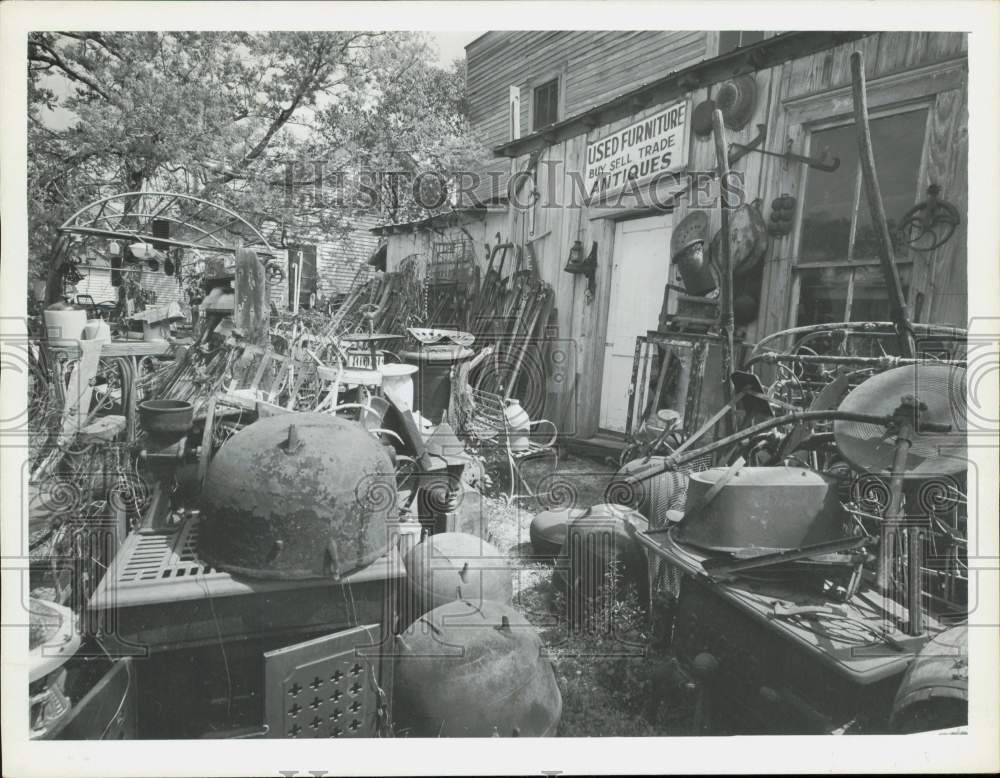 1963 Press Photo Outdoor Collection of Antiques - hpa89196- Historic Images