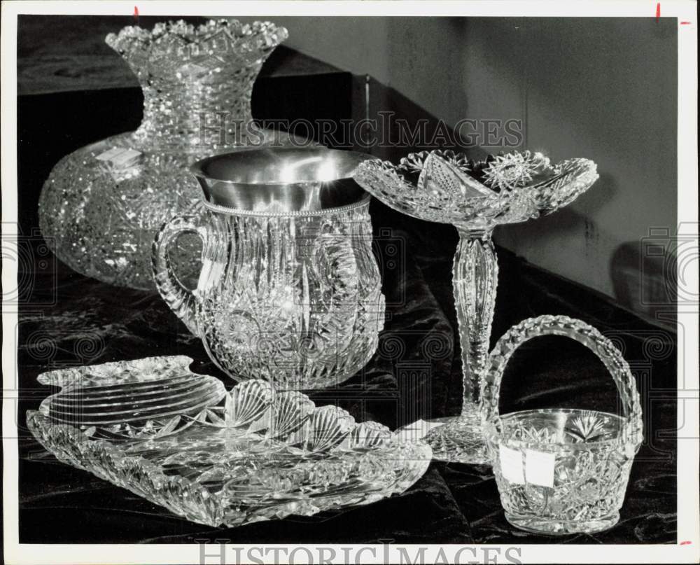 1977 Press Photo Fine American Cut Glass at Houston Antique Show - hpa89197- Historic Images