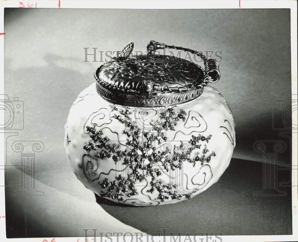 1971 Press Photo Antique Pot with Lid - hpa89205- Historic Images