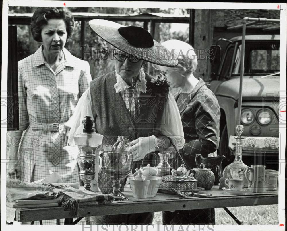 1978 Press Photo Shoppers Look at Antiques - hpa89207- Historic Images