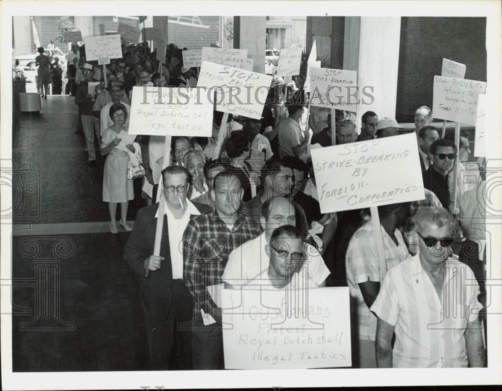 1963 Press Photo Shell Oil Marchers Outside While Leaders See British Consul- Historic Images