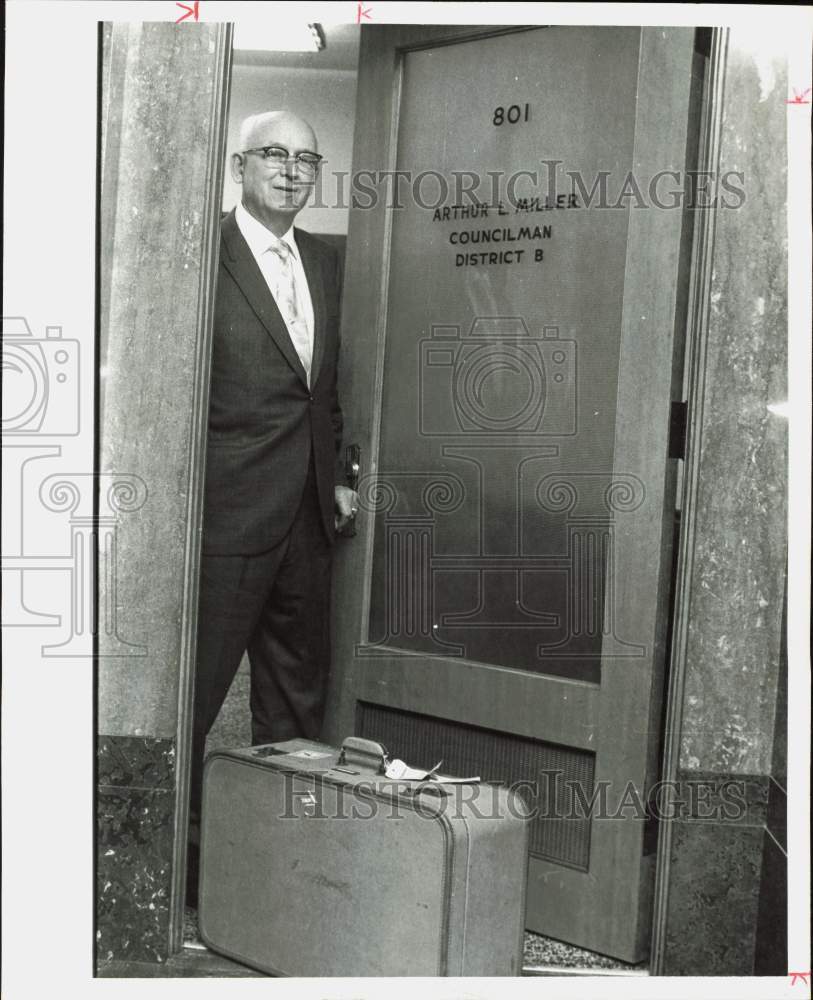 1971 Press Photo Houston City Councilman A. L. (Curly) Miller Leaves Office- Historic Images