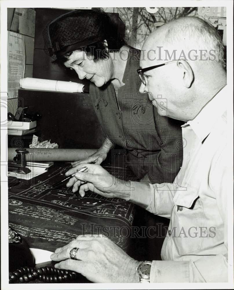 1966 Press Photo Councilman A.L. (Curly) Miller Confers with Mrs. B.M. Byrd- Historic Images