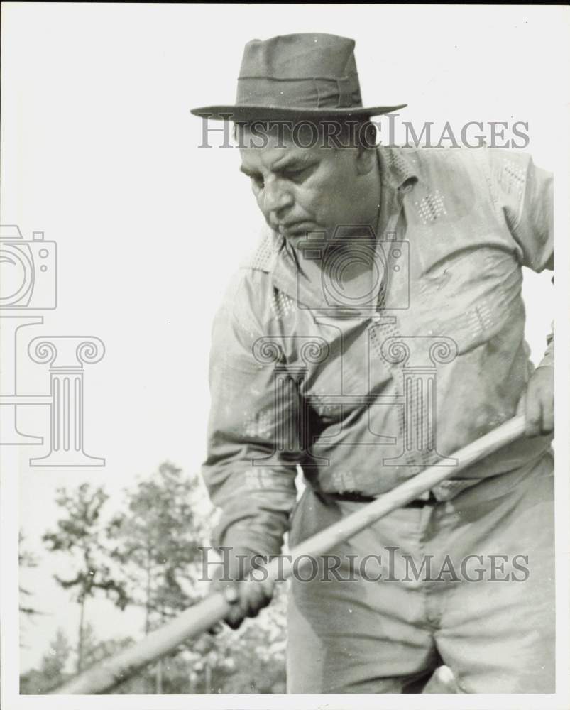 1966 Press Photo Ignacio Lopez, Head of Latin American Poverty Stricken Family- Historic Images