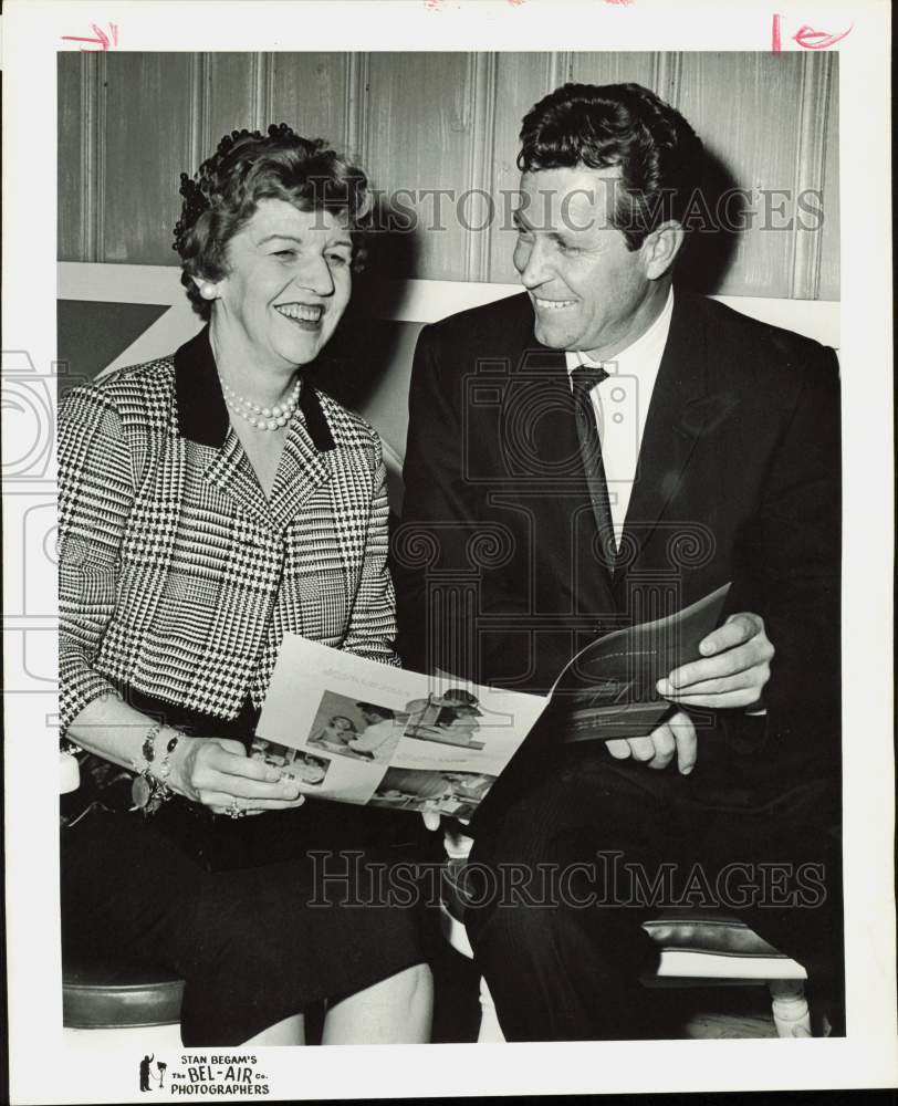 Press Photo Mrs. Francis Bray, Jack Hooper, Pin Oak Charity Horse Show Committee- Historic Images