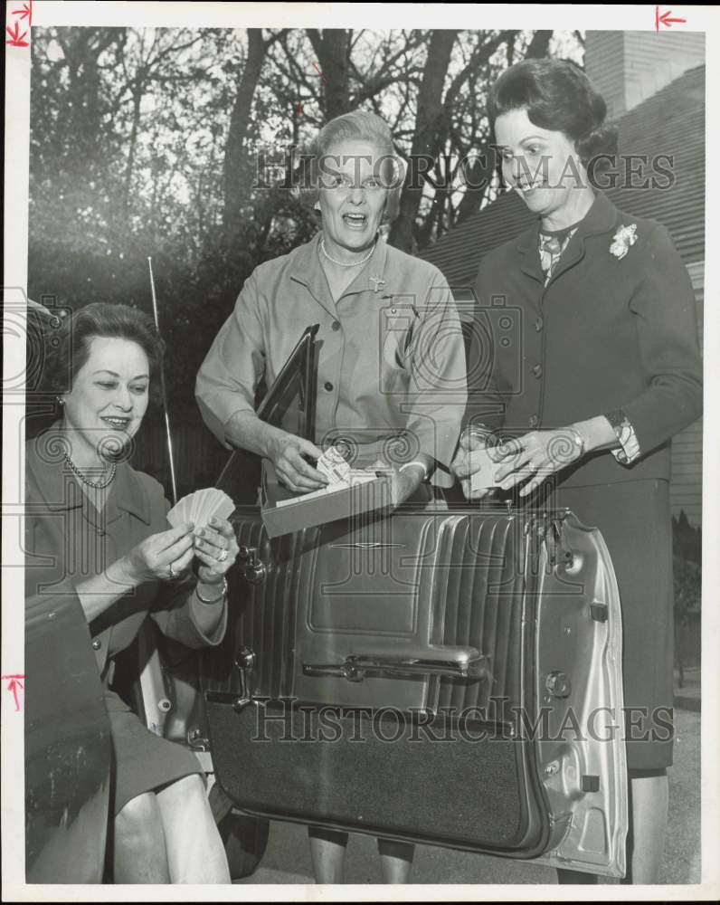 1965 Press Photo Blue Bird Circle Members Sell Tickets for Clinic Benefit- Historic Images